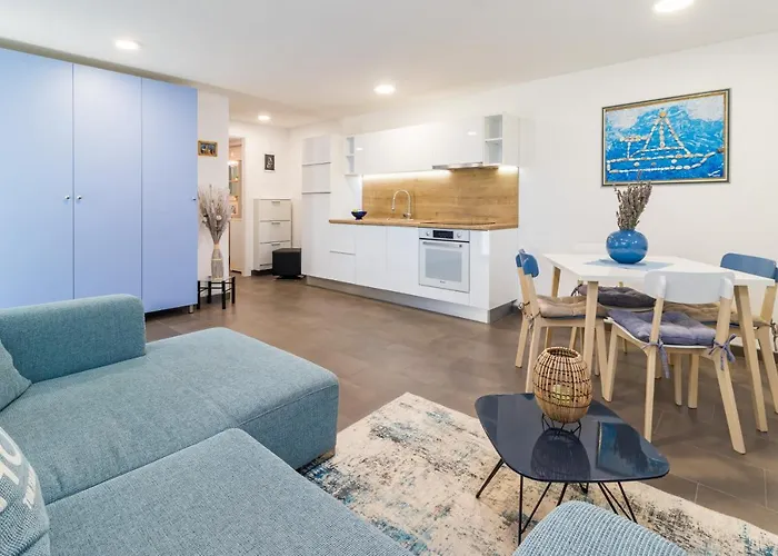 Tino Apartment With Free Parking