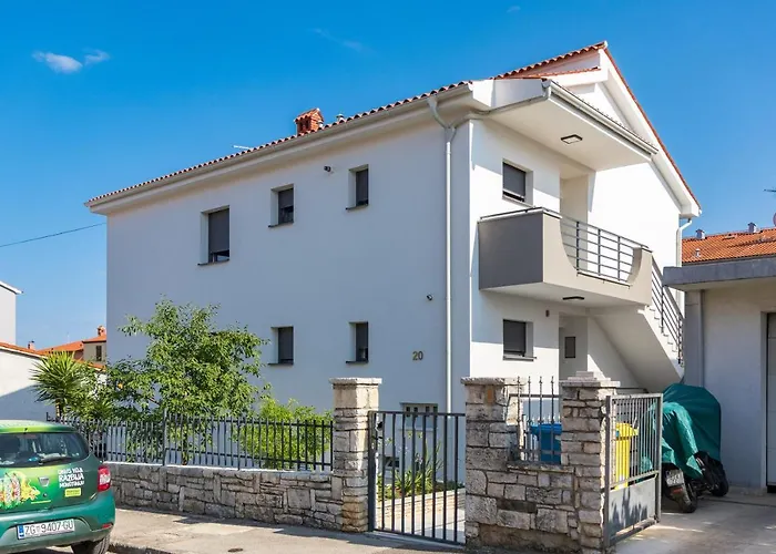 Tino Apartment With Free Parking