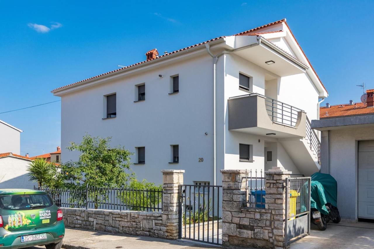 Tino With Free Parking Apartament *